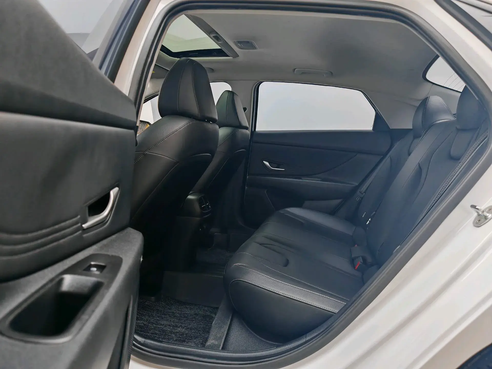 2022 HYUNDAI ELANTRA thumbnail 3