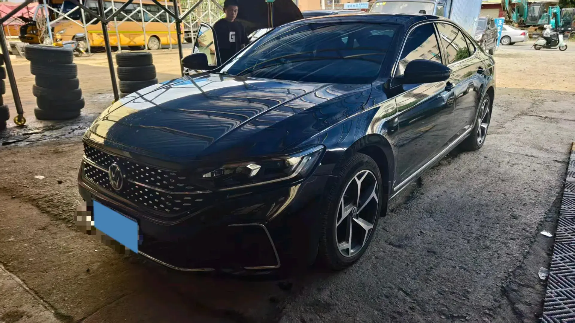 2024 VOLKSWAGEN PASSAT view 1