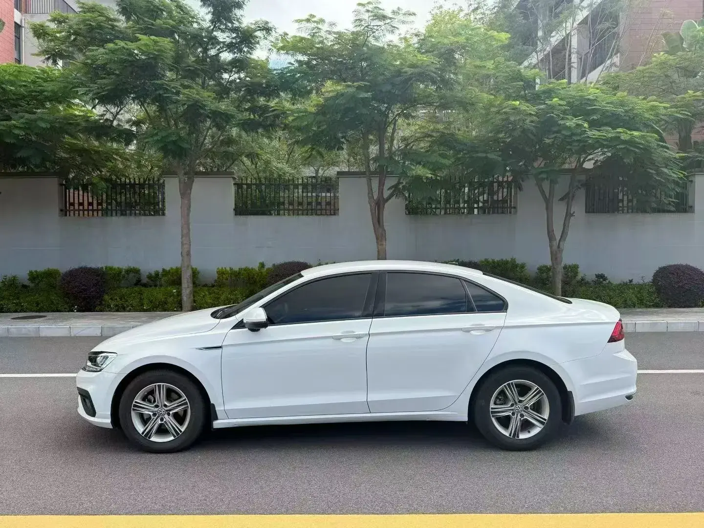 2021 VOLKSWAGEN LAMANDO thumbnail 3