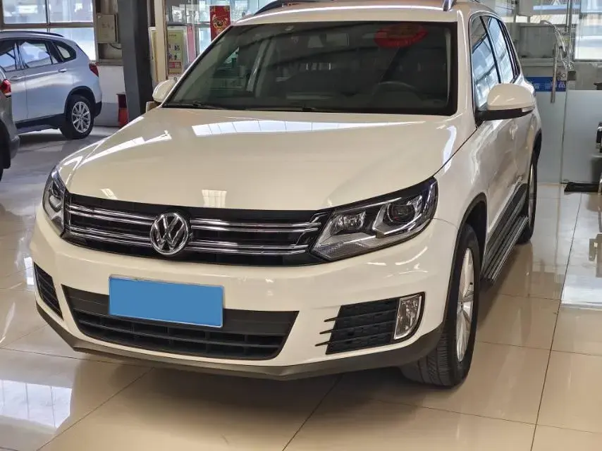 2016 VOLKSWAGEN TIGUAN view 1