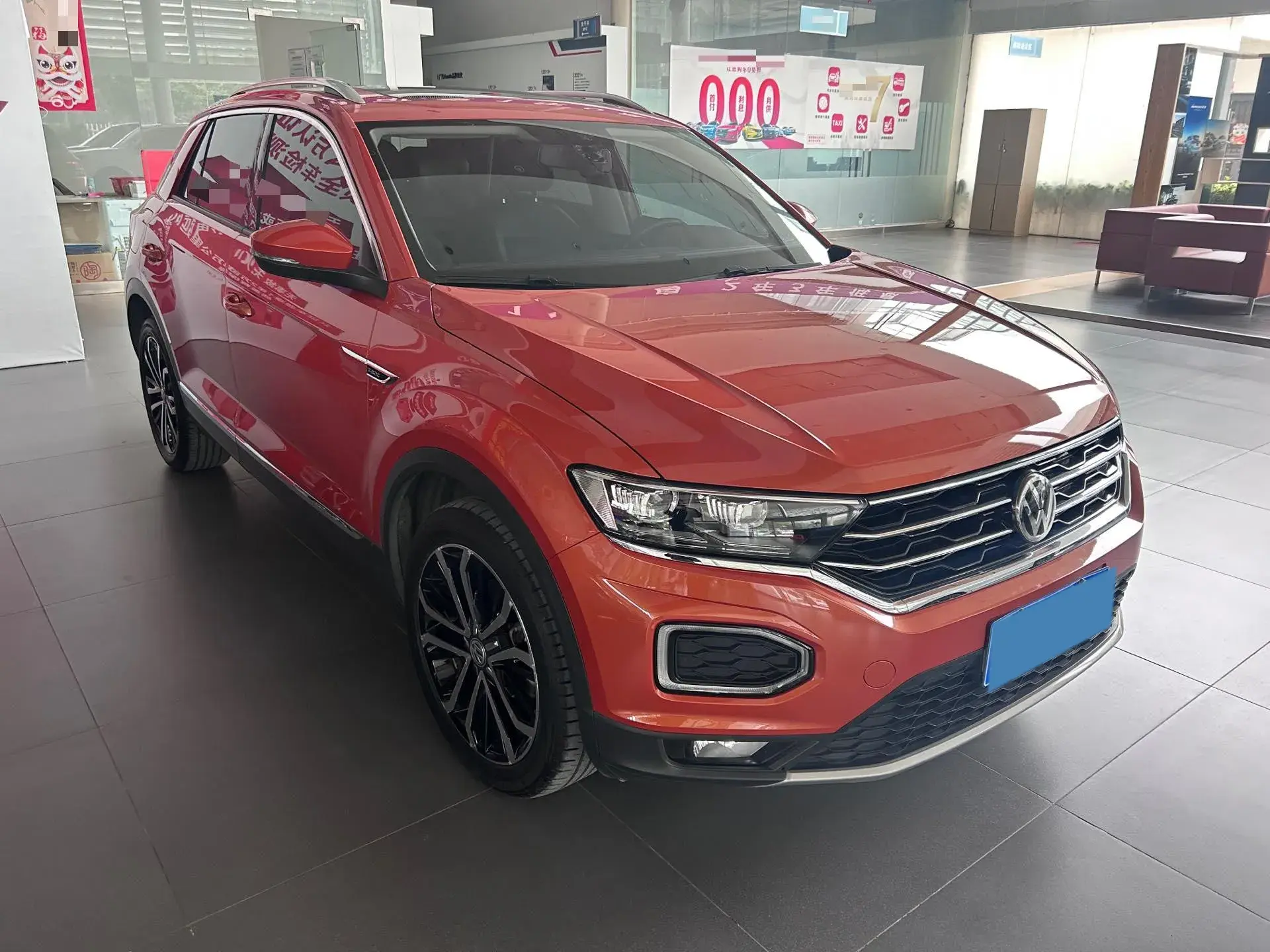 2019 VOLKSWAGEN T-ROC thumbnail 3