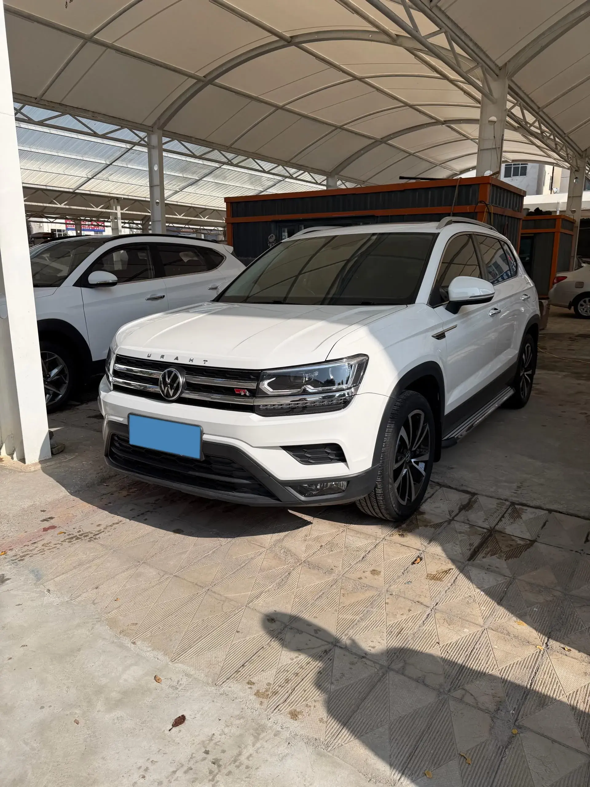 2021 VOLKSWAGEN THARU view 1