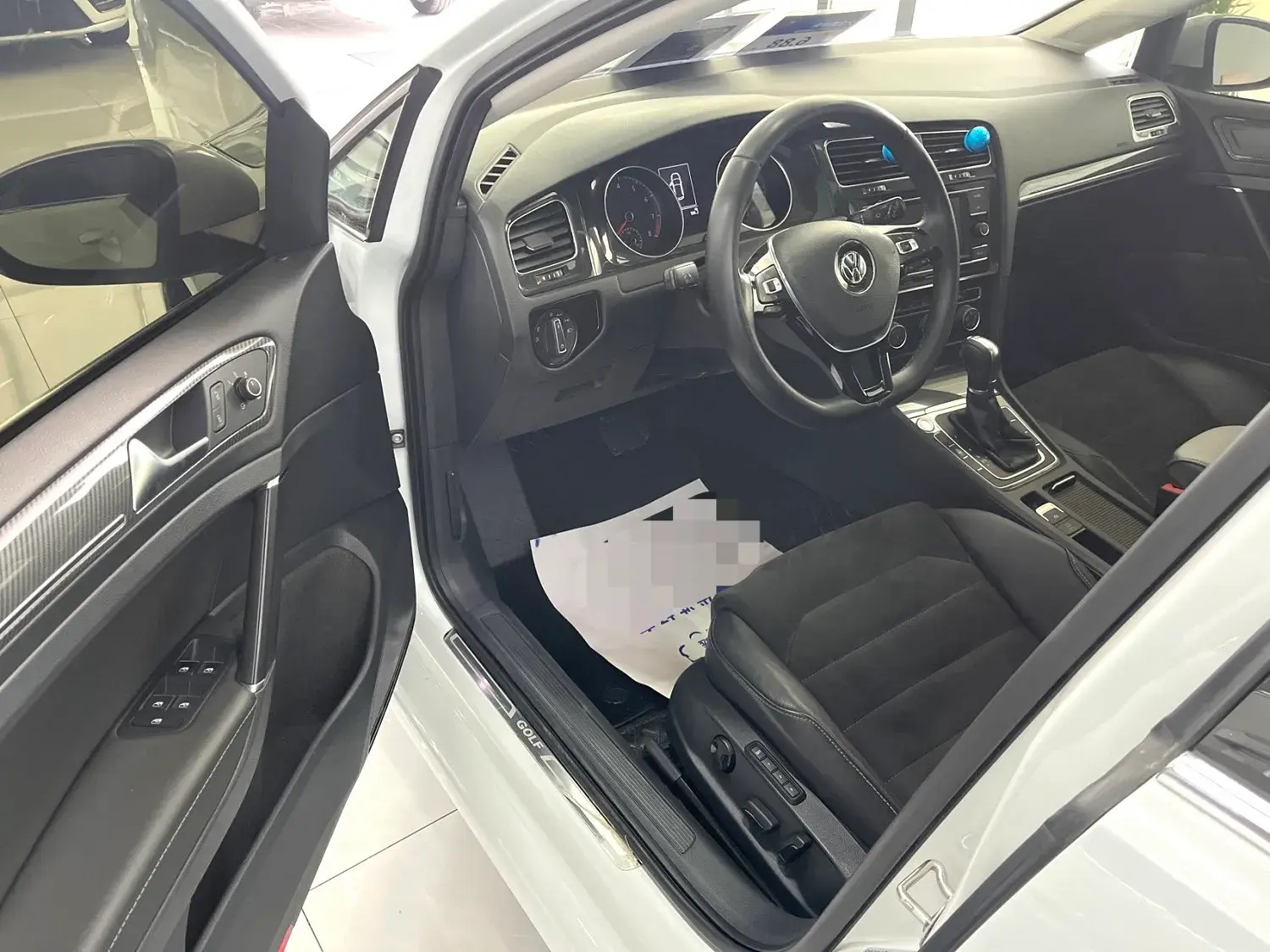 2018 VOLKSWAGEN GOLF thumbnail 3