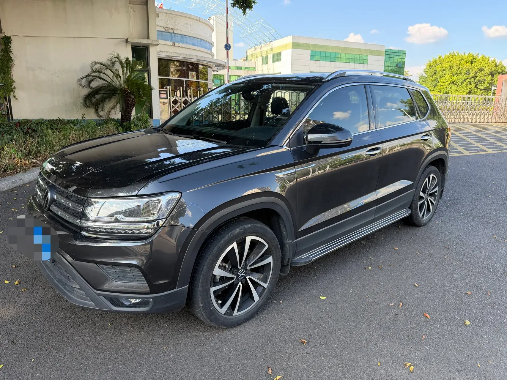 2021 VOLKSWAGEN THARU view 1