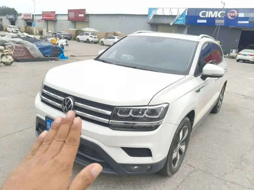 2019 VOLKSWAGEN THARU view 1