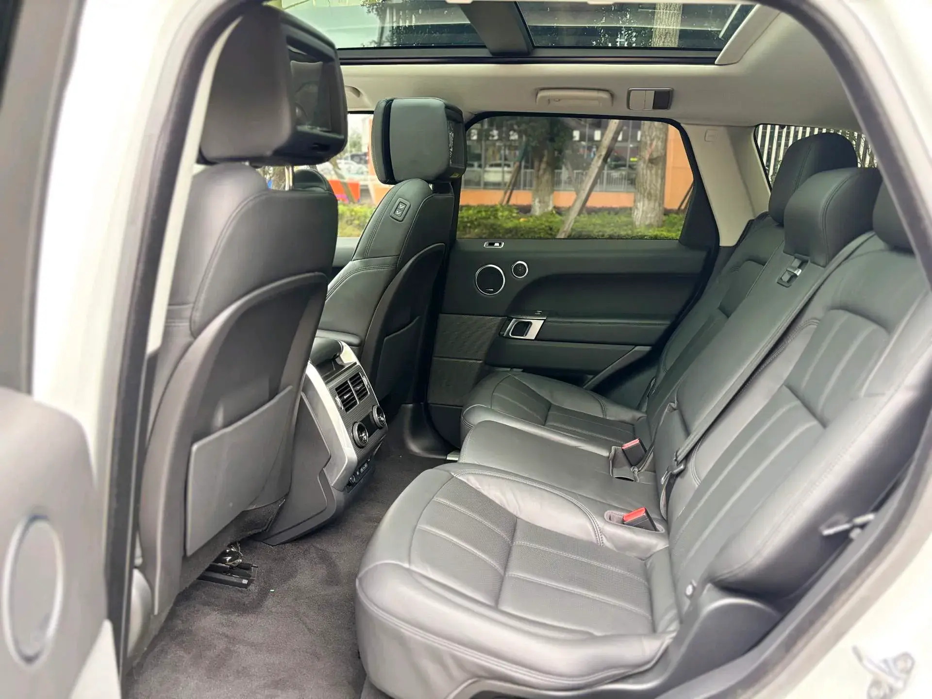 2021 LAND ROVER thumbnail 4