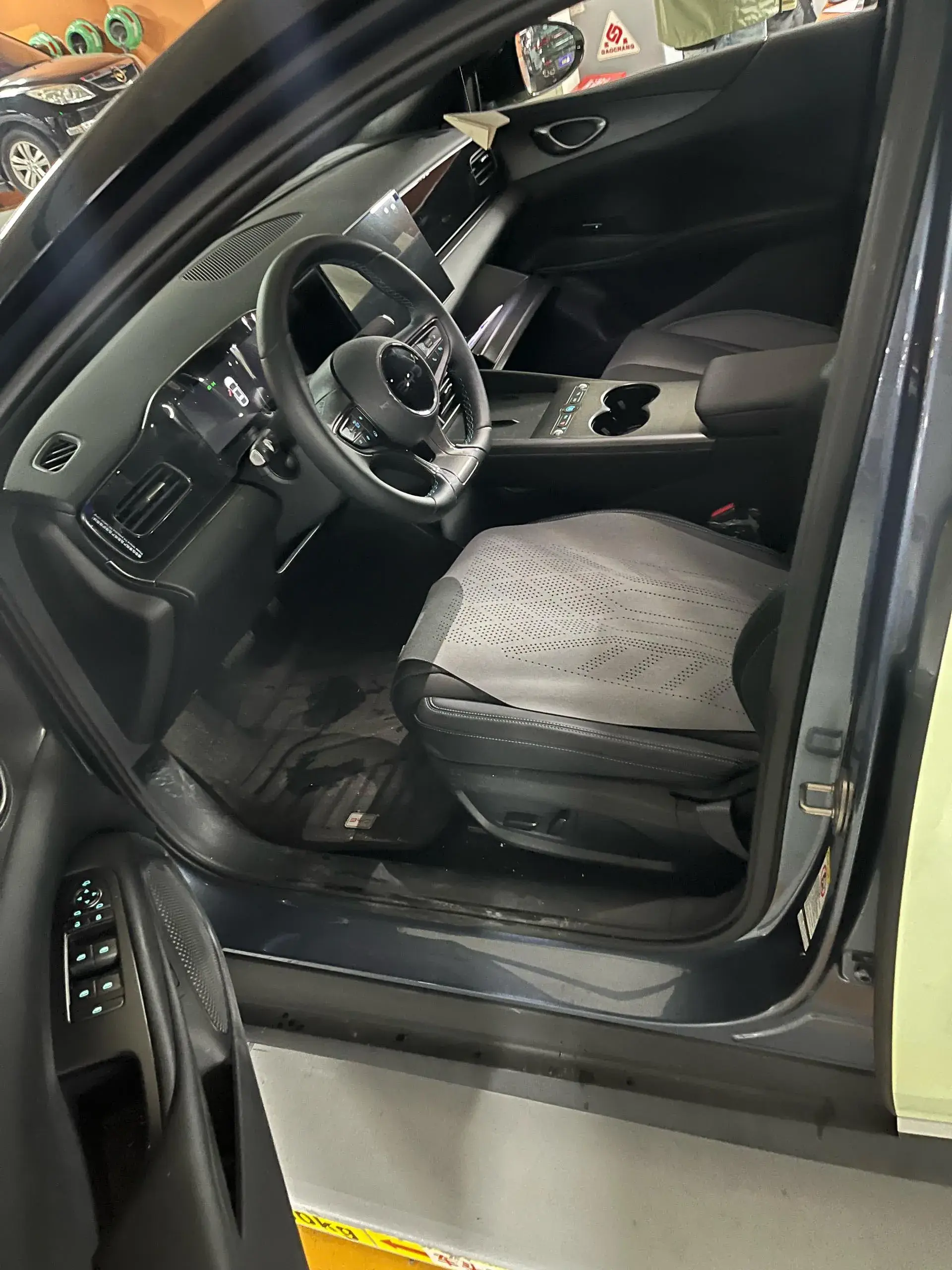 2025 BYD SEAL thumbnail 2