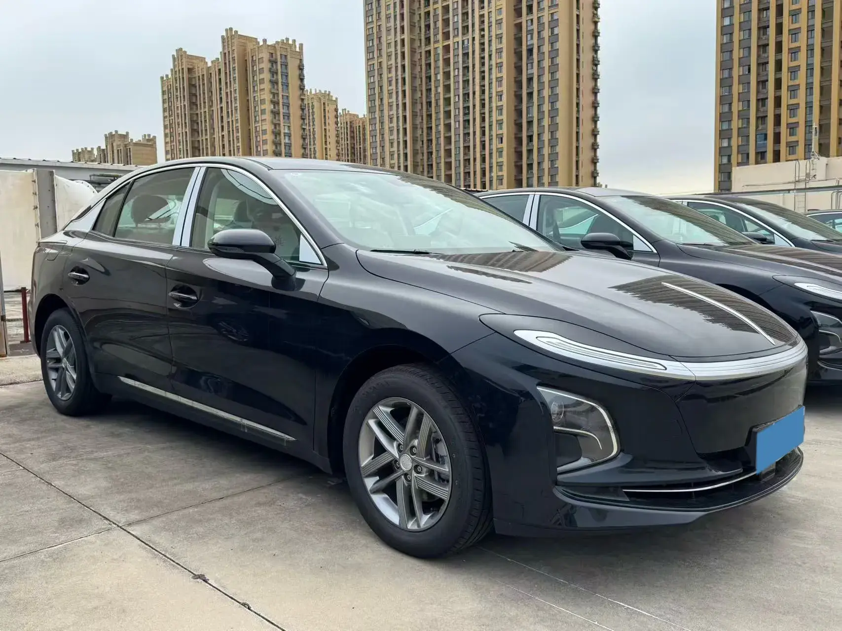 2025 HONGQI E-QM5 thumbnail 3