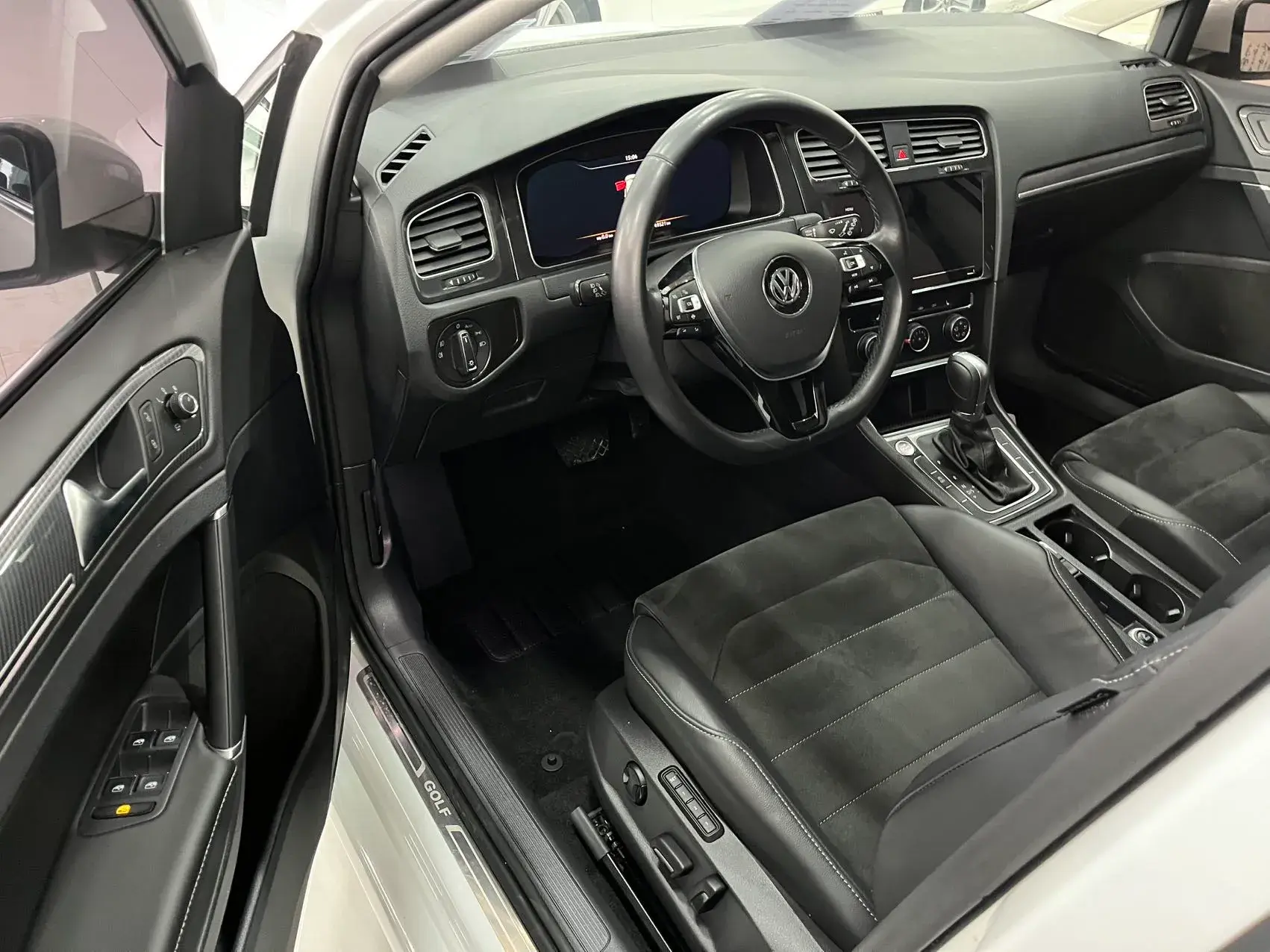 2020 VOLKSWAGEN GOLF thumbnail 3