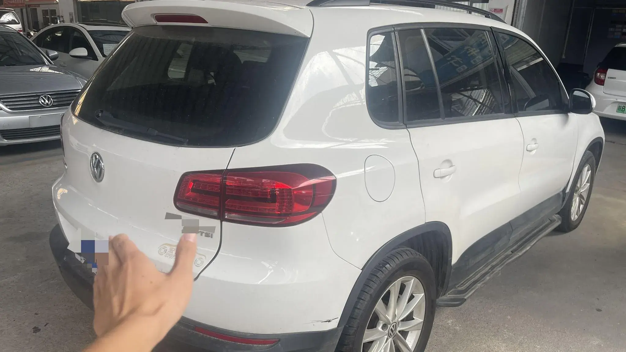 2017 VOLKSWAGEN TIGUAN thumbnail 4