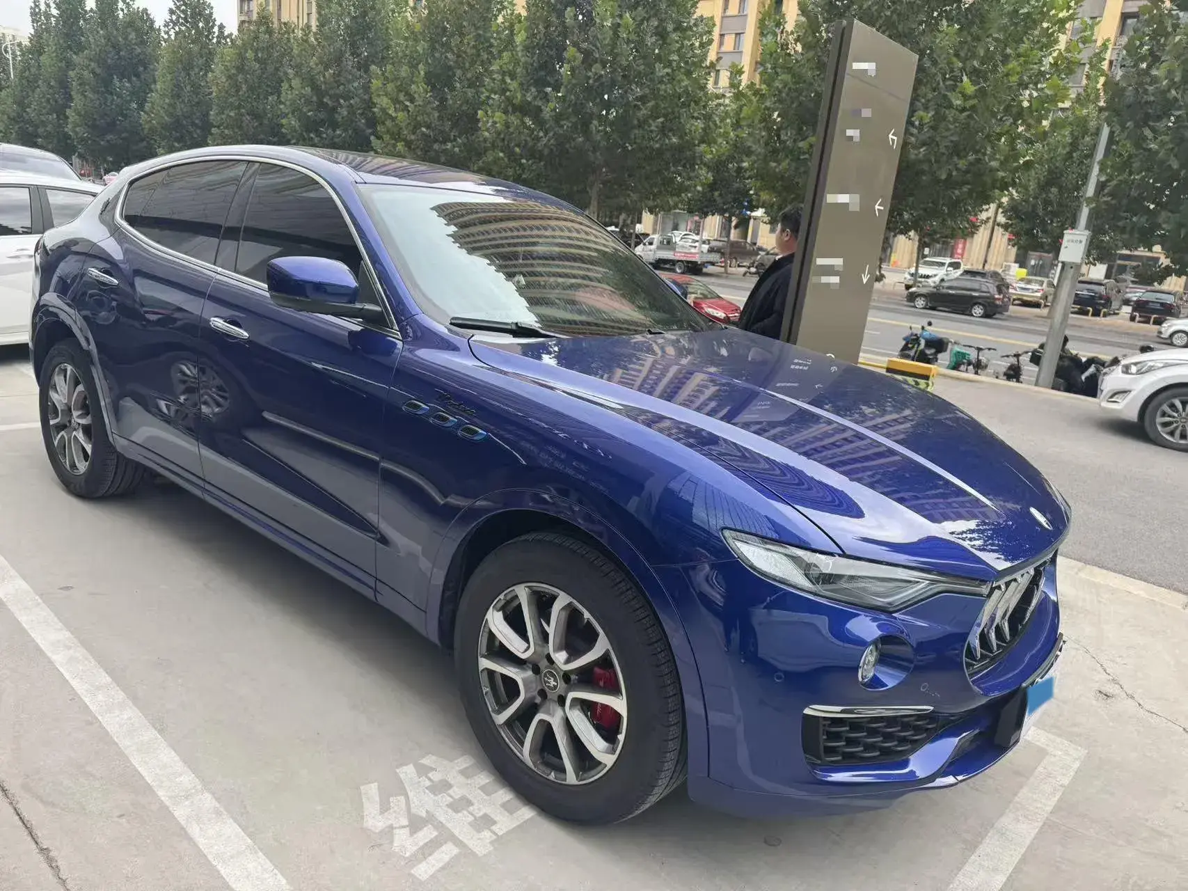 2022 MASERATI LEVANTE thumbnail 3