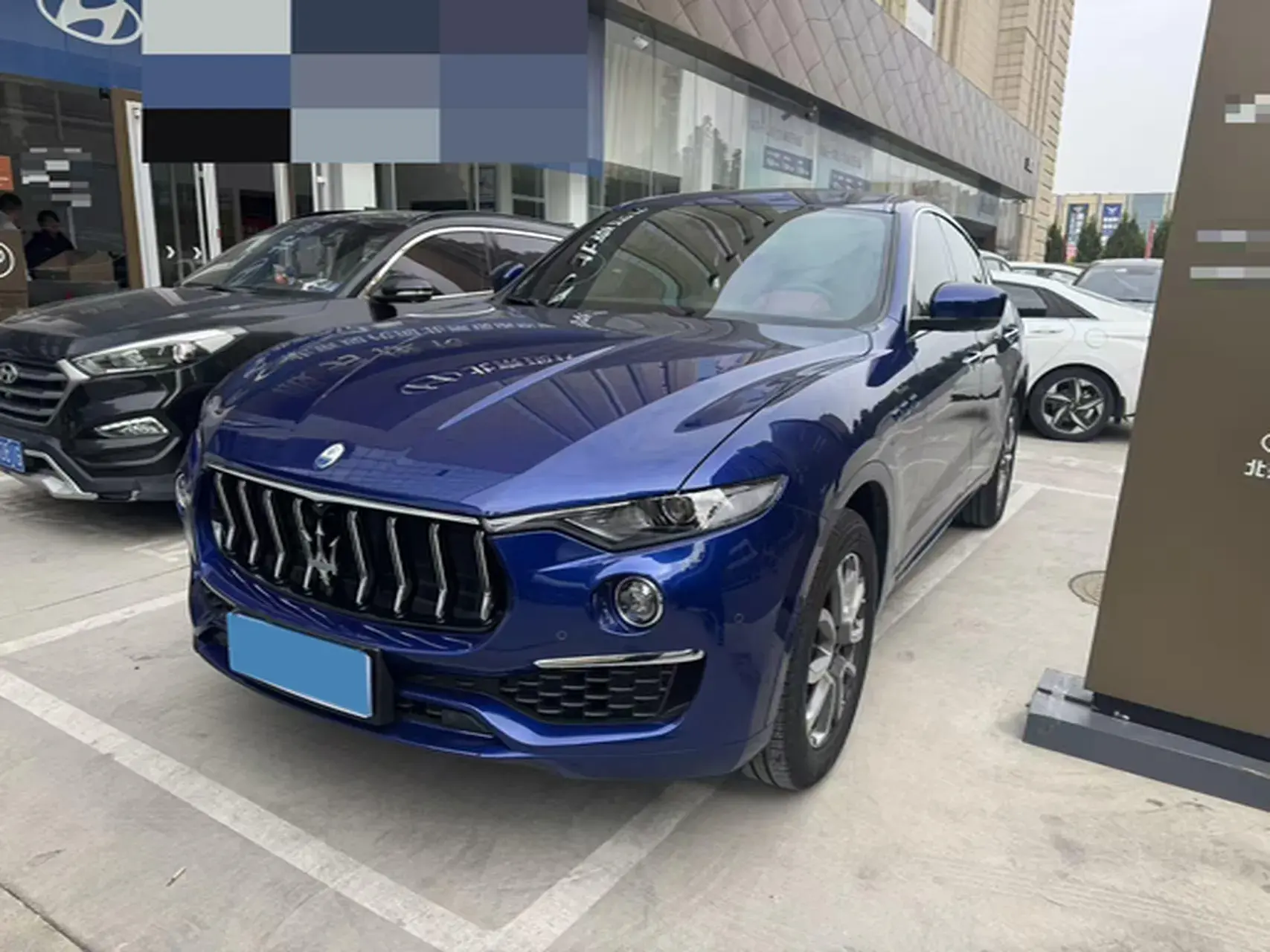 2022 MASERATI LEVANTE view 1