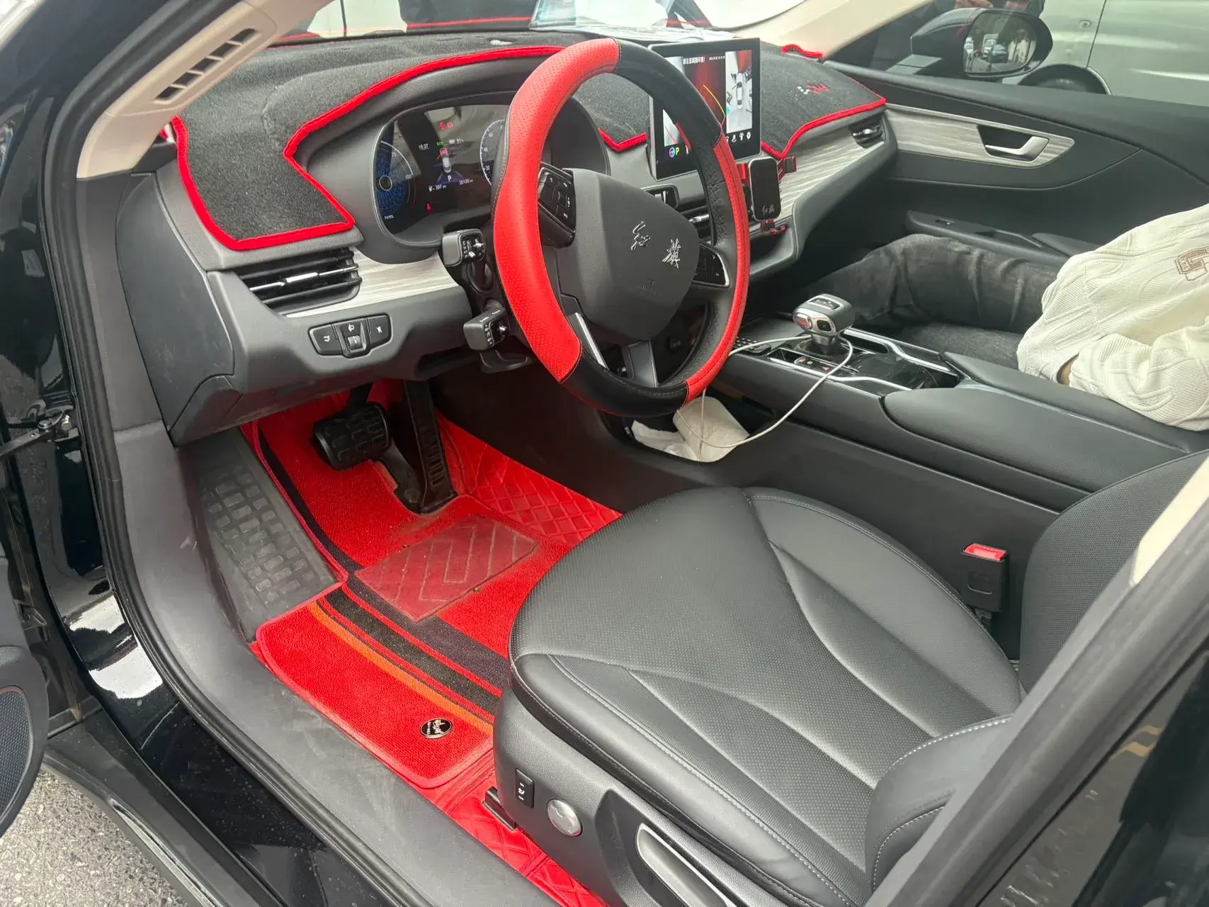 2024 HONGQI E-QM5 thumbnail 4