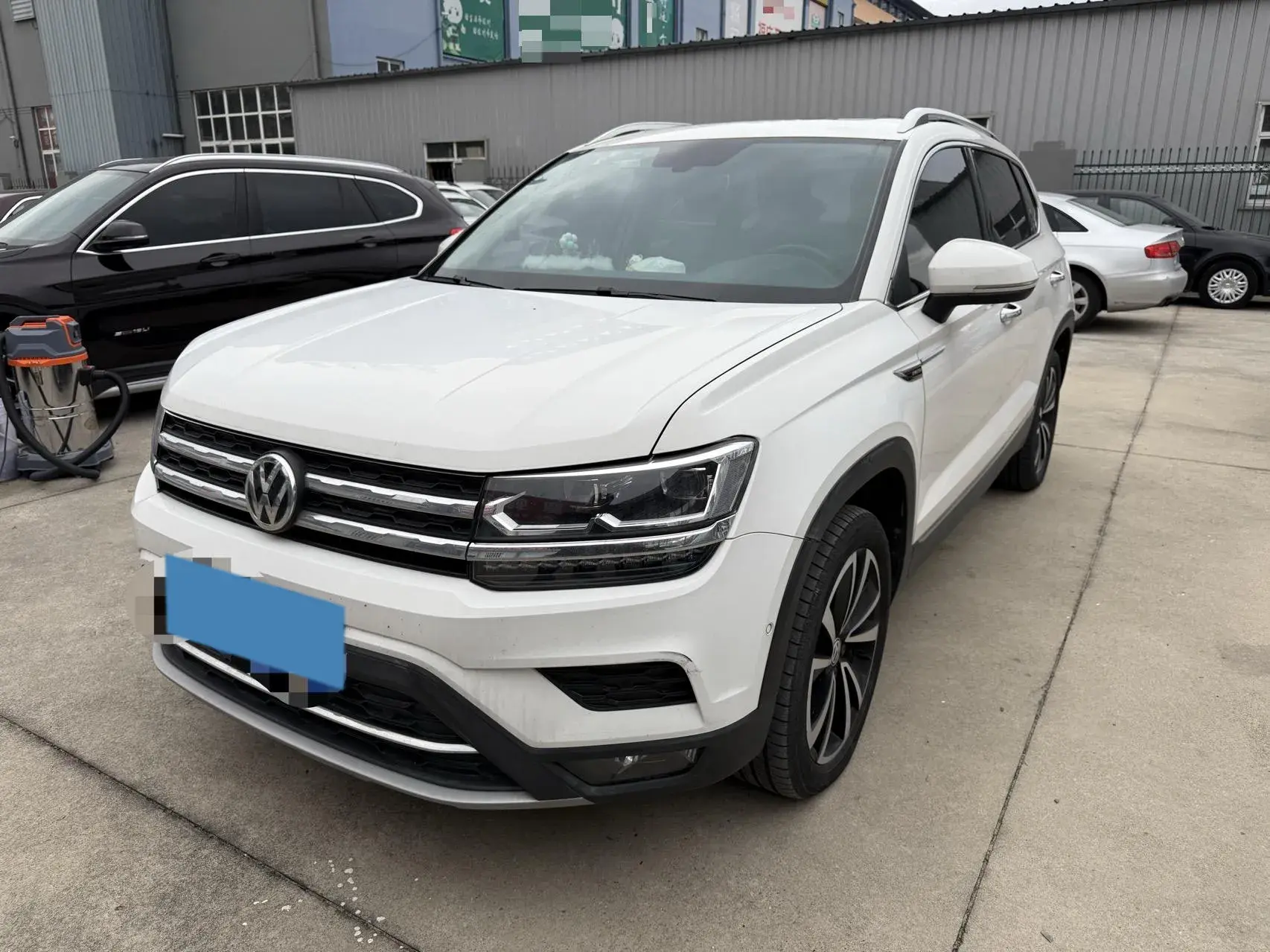 2019 VOLKSWAGEN THARU view 1