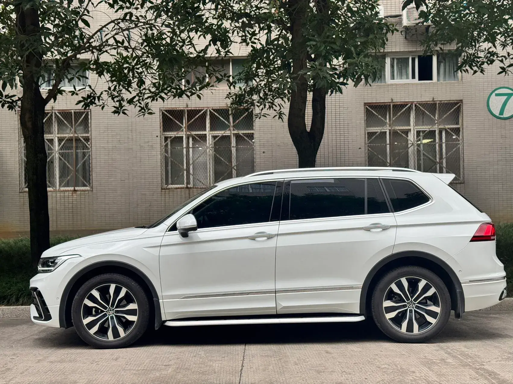 2024 VOLKSWAGEN TIGUAN thumbnail 3