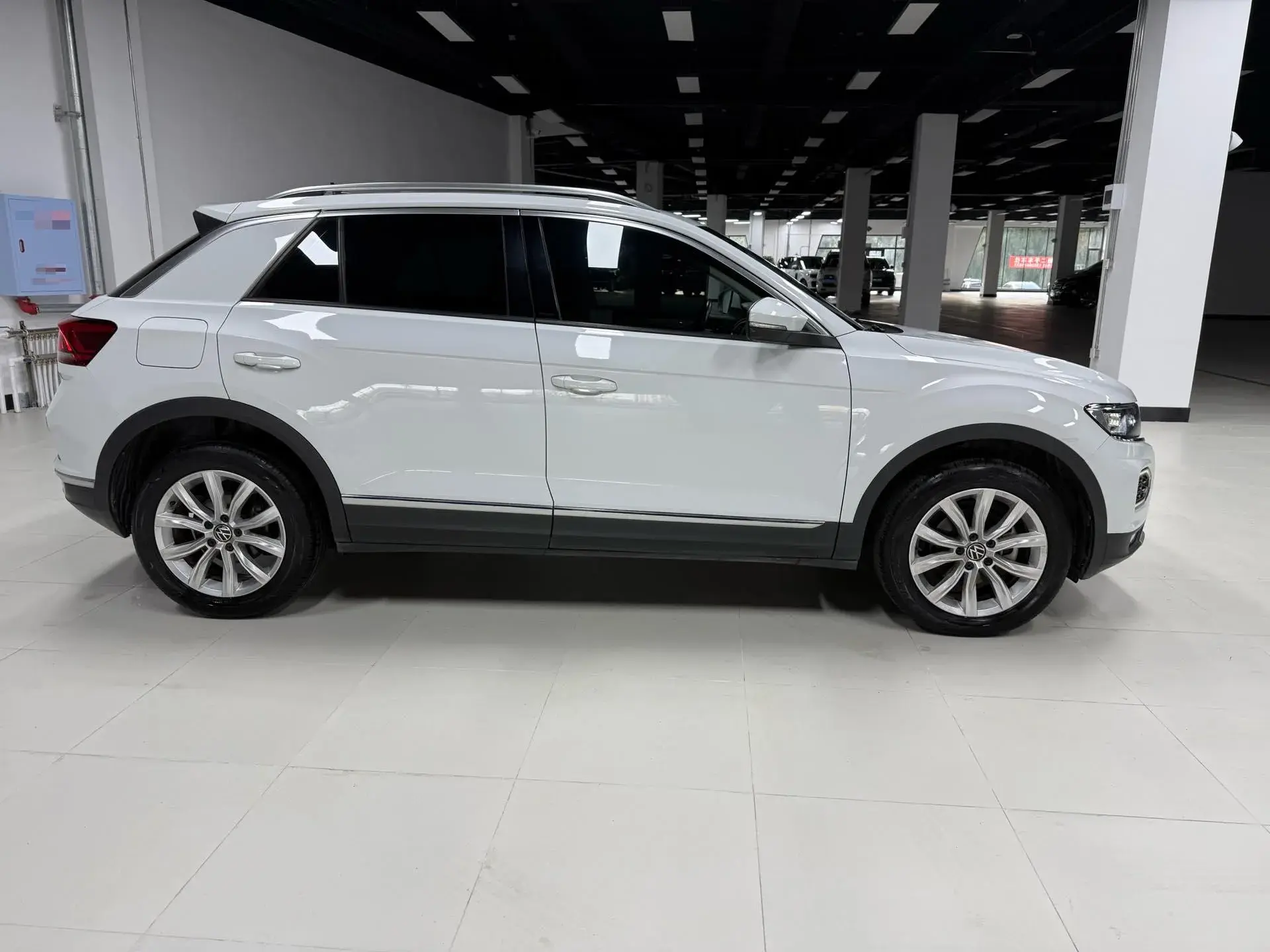 2021 VOLKSWAGEN T-ROC thumbnail 4