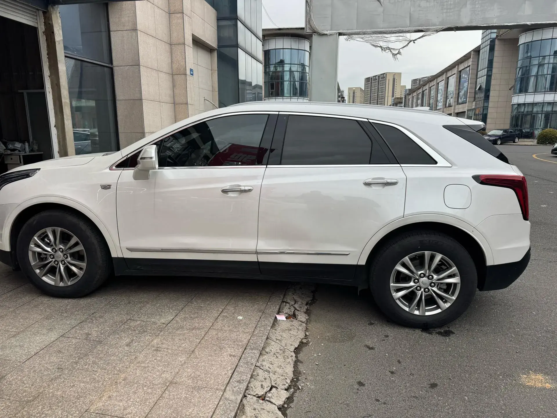 2022 CADILLAC XT5 thumbnail 2