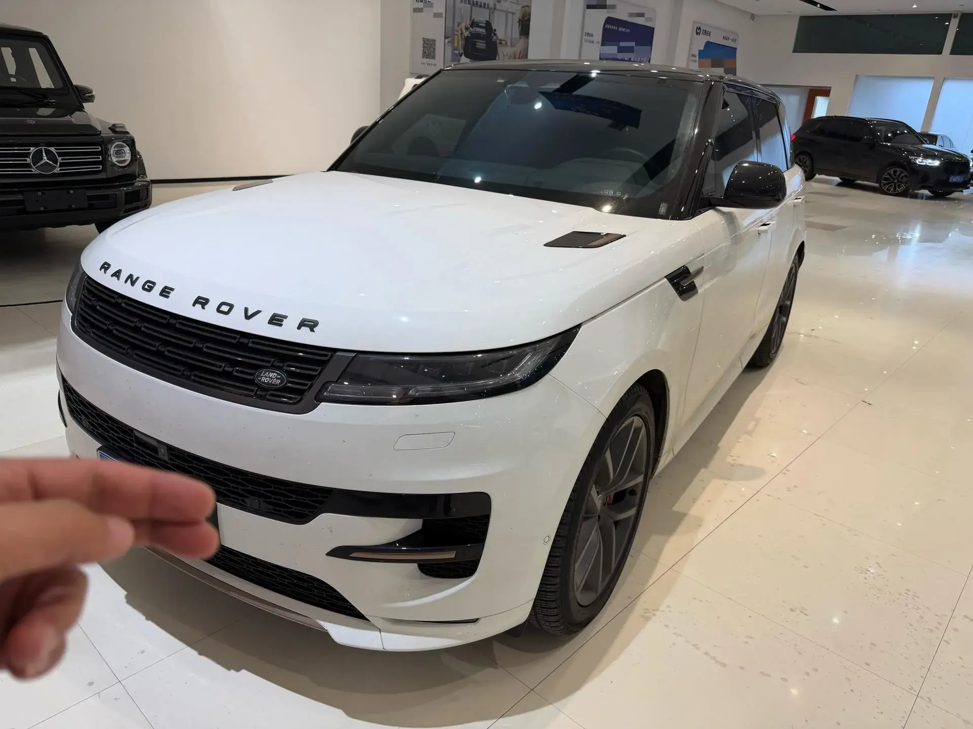 2025 LAND ROVER view 1