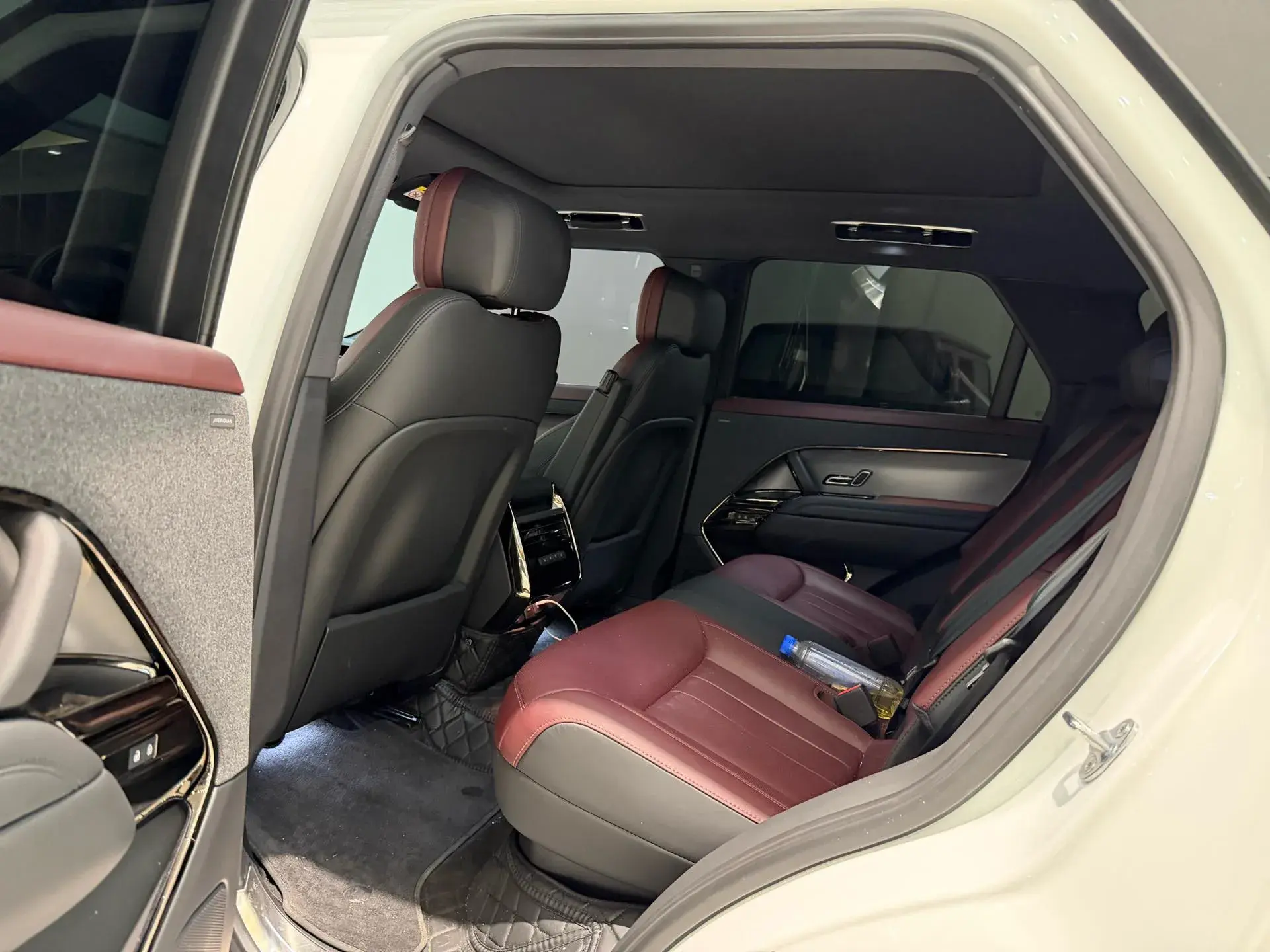 2025 LAND ROVER thumbnail 3