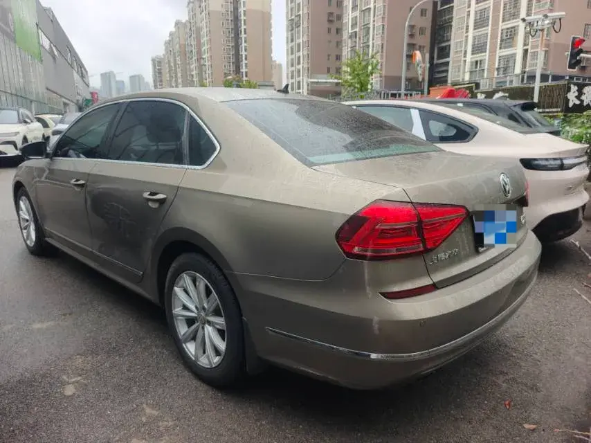 2017 VOLKSWAGEN PASSAT thumbnail 3