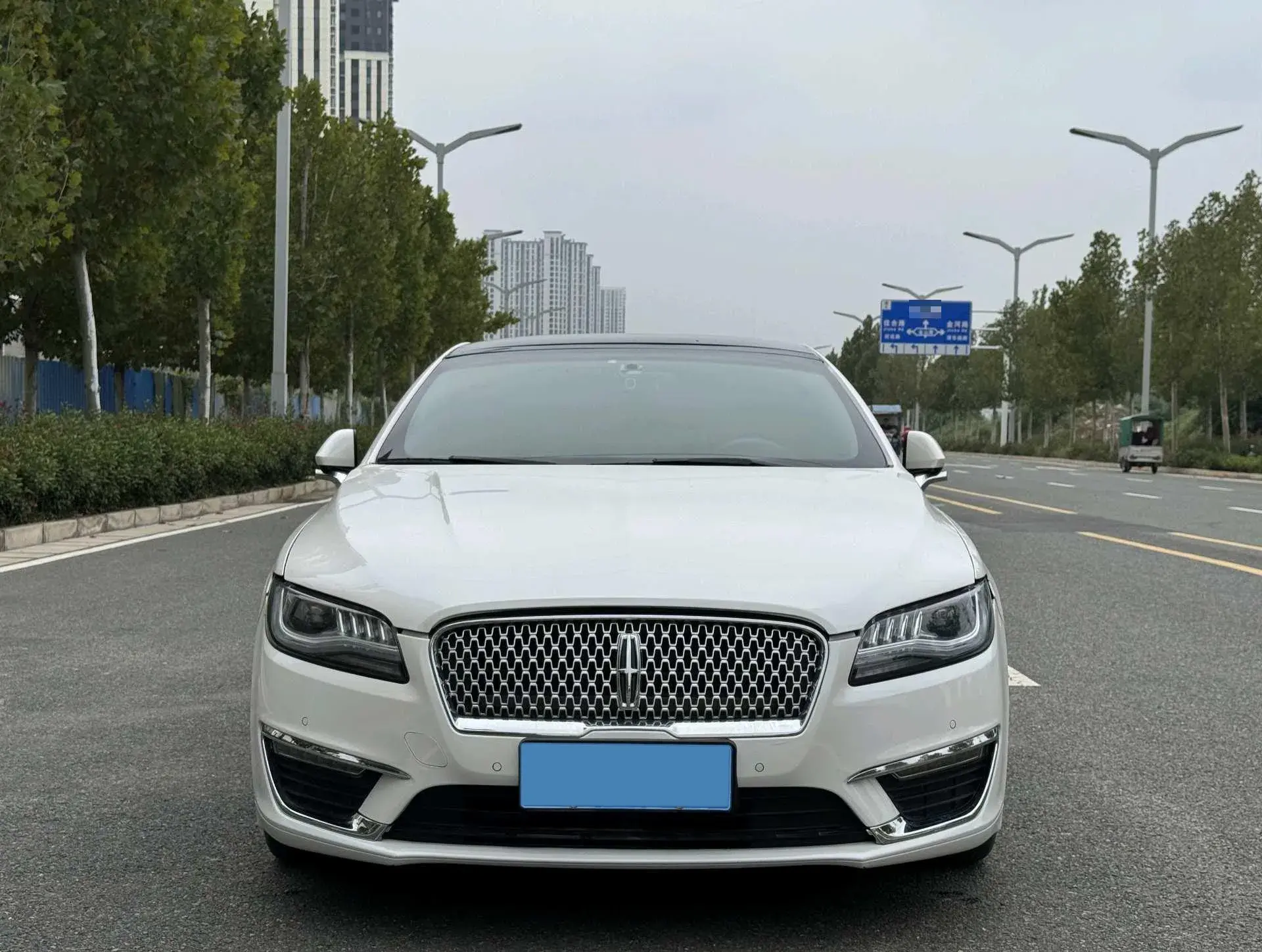 2019 LINCOLN MKZ thumbnail 2