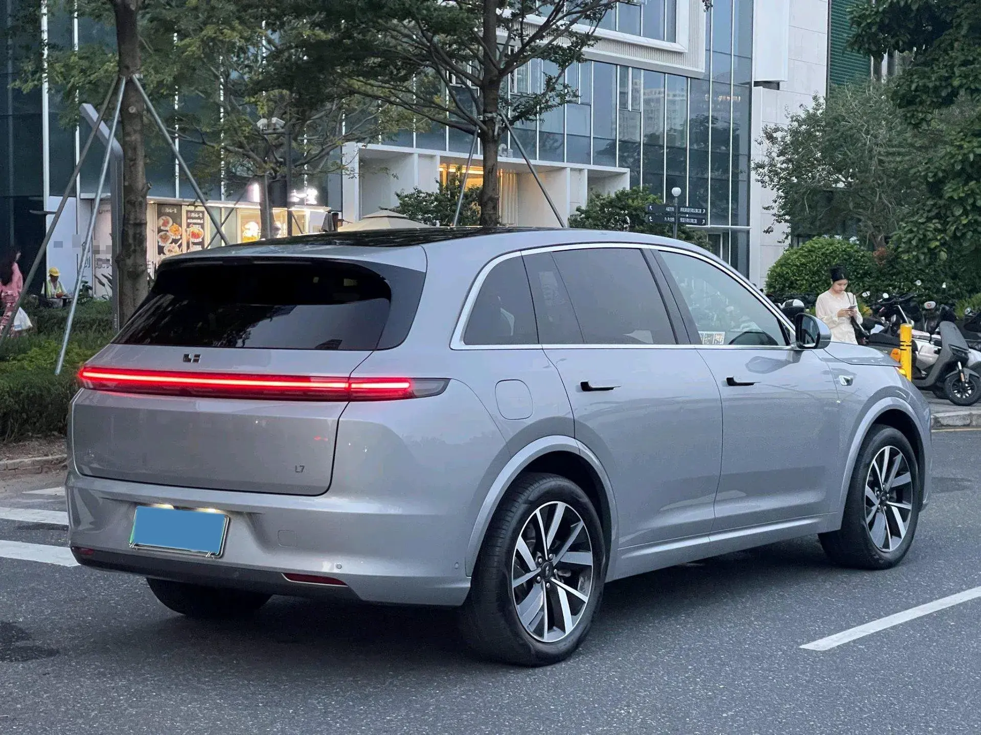 2023 LI L7 thumbnail 4