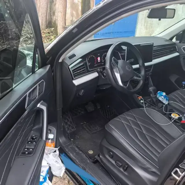 2023 VOLKSWAGEN TIGUAN thumbnail 3