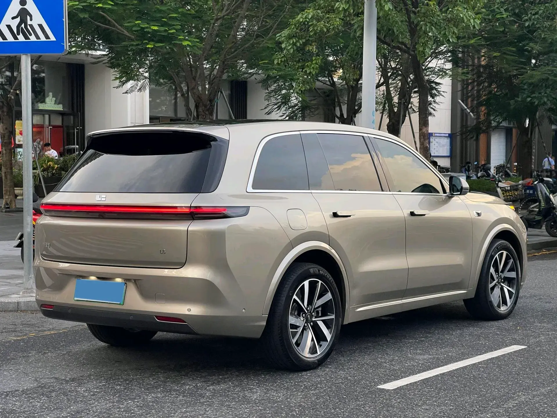 2023 LI L8 thumbnail 3