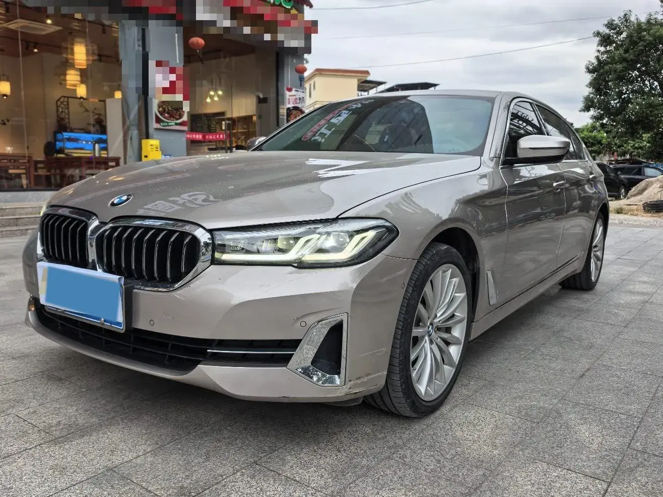 2022 BMW 5 view 1