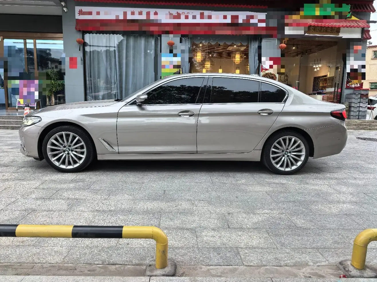 2022 BMW 5 thumbnail 4