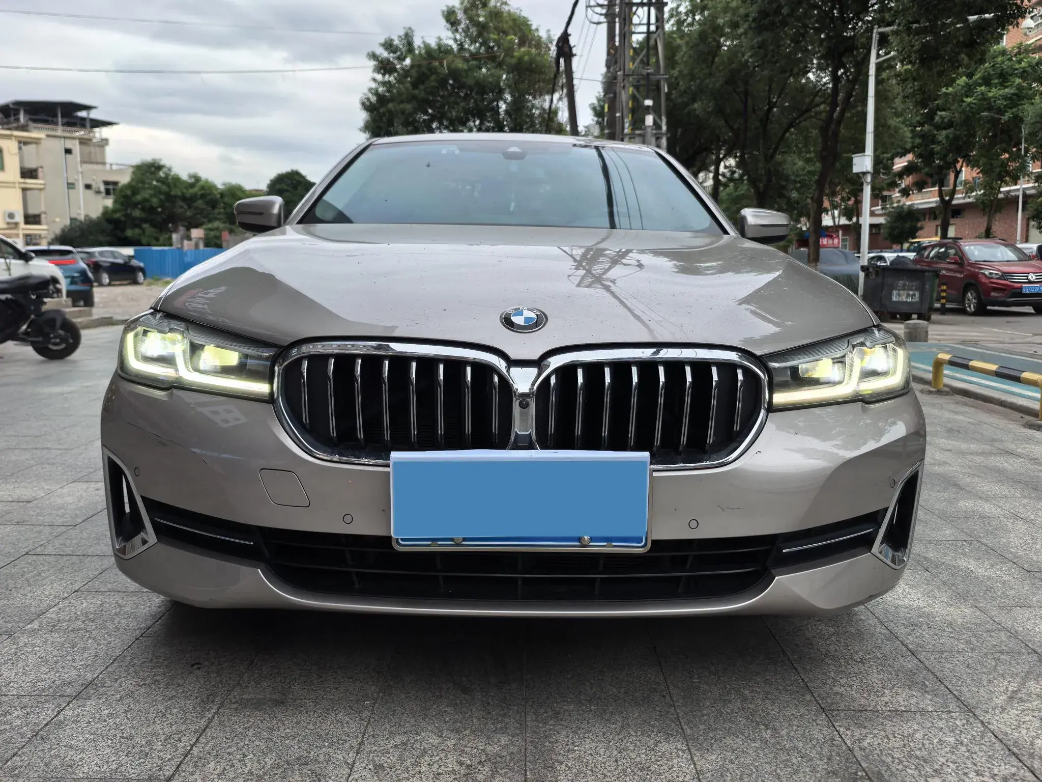 2022 BMW 5 thumbnail 2