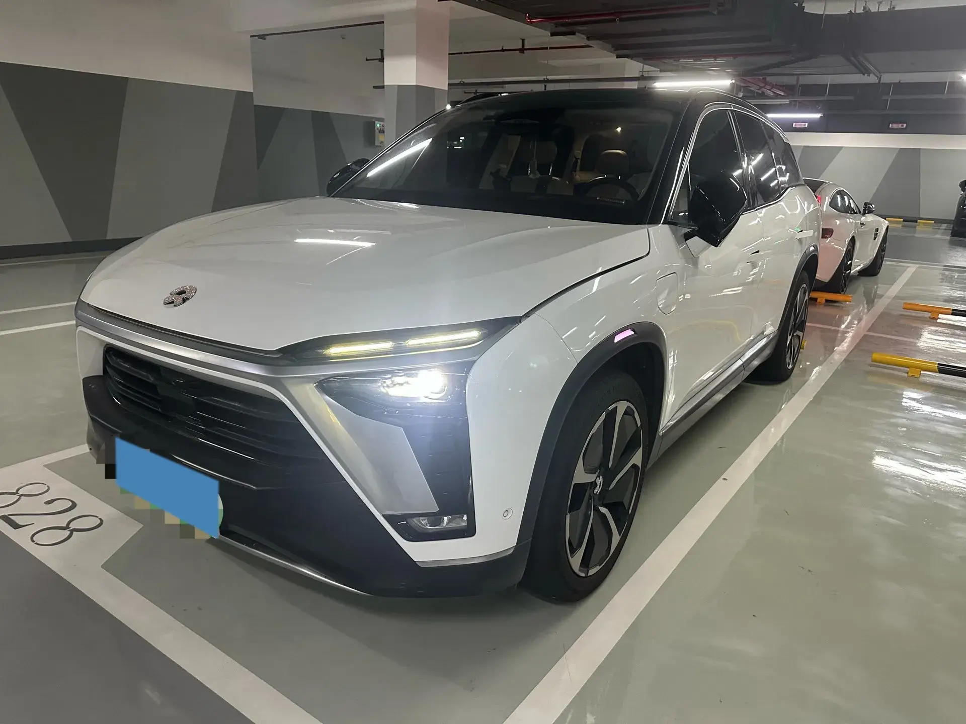 2020 NIO ES8 view 1