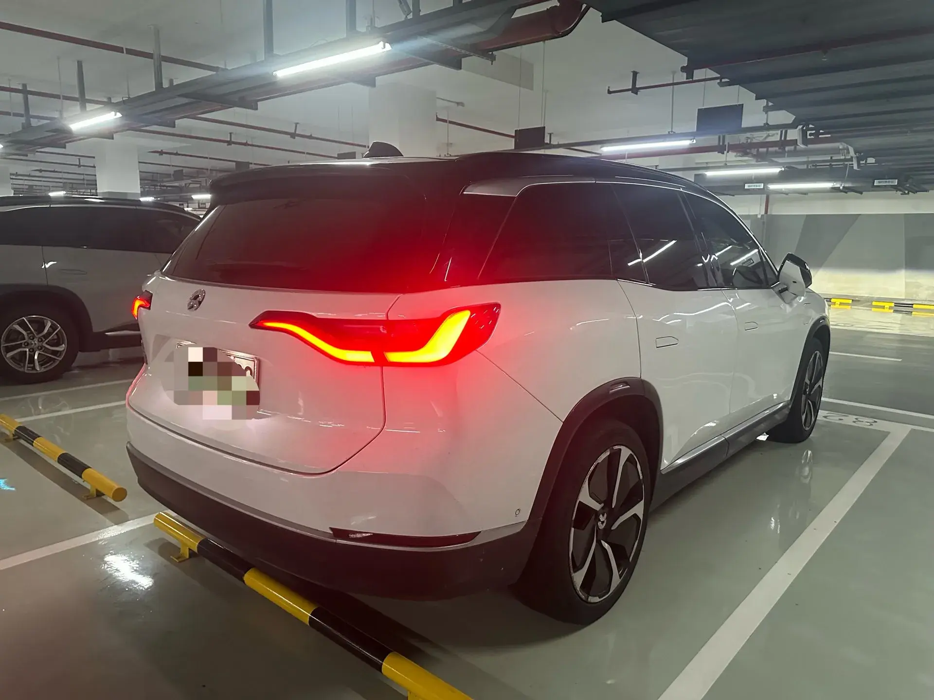 2020 NIO ES8 thumbnail 4