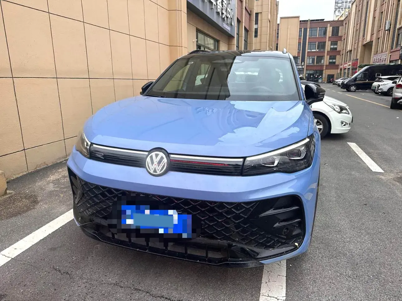 2025 VOLKSWAGEN THARU thumbnail 2