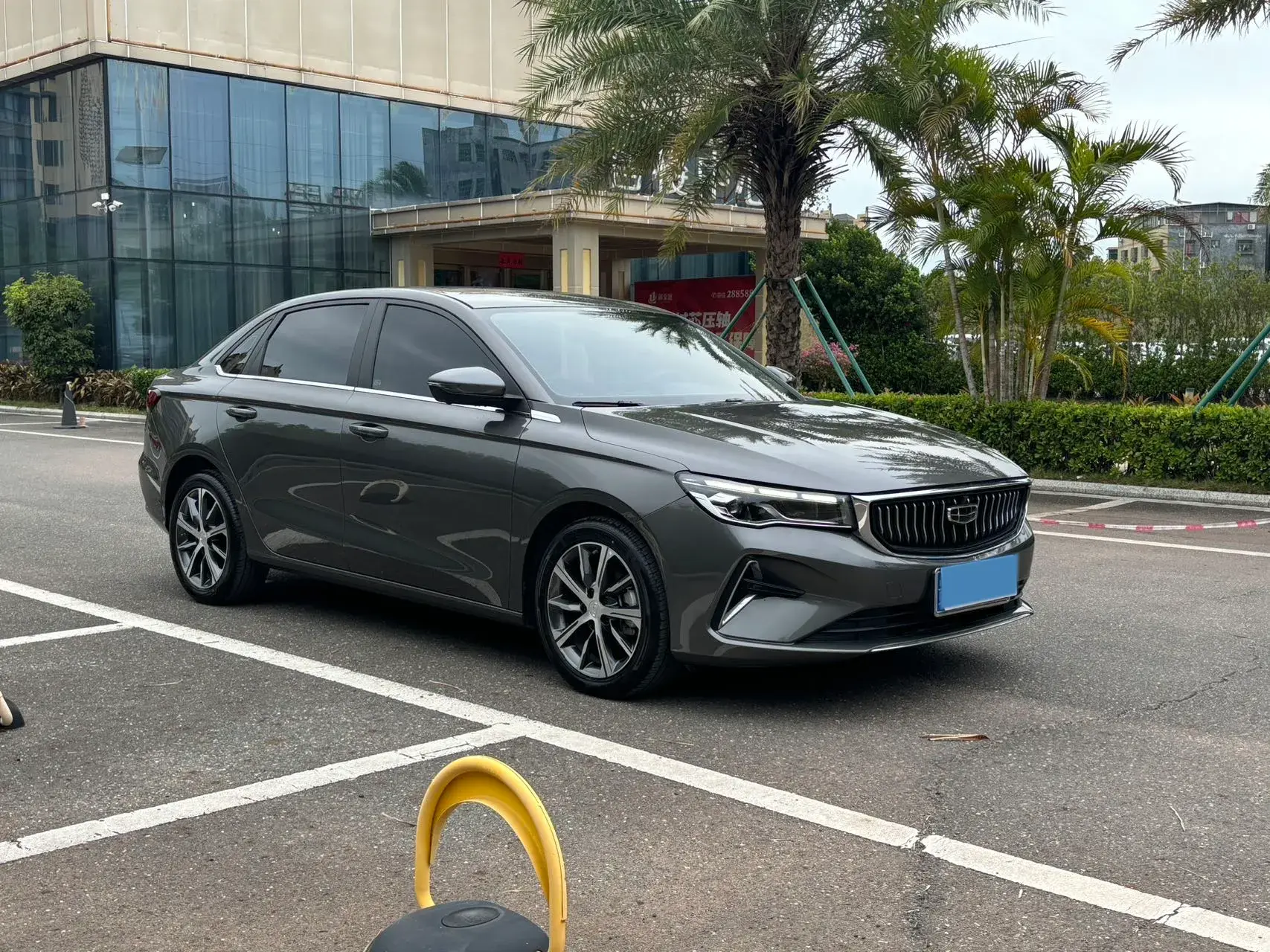 2023 GEELY EMGRAND thumbnail 3