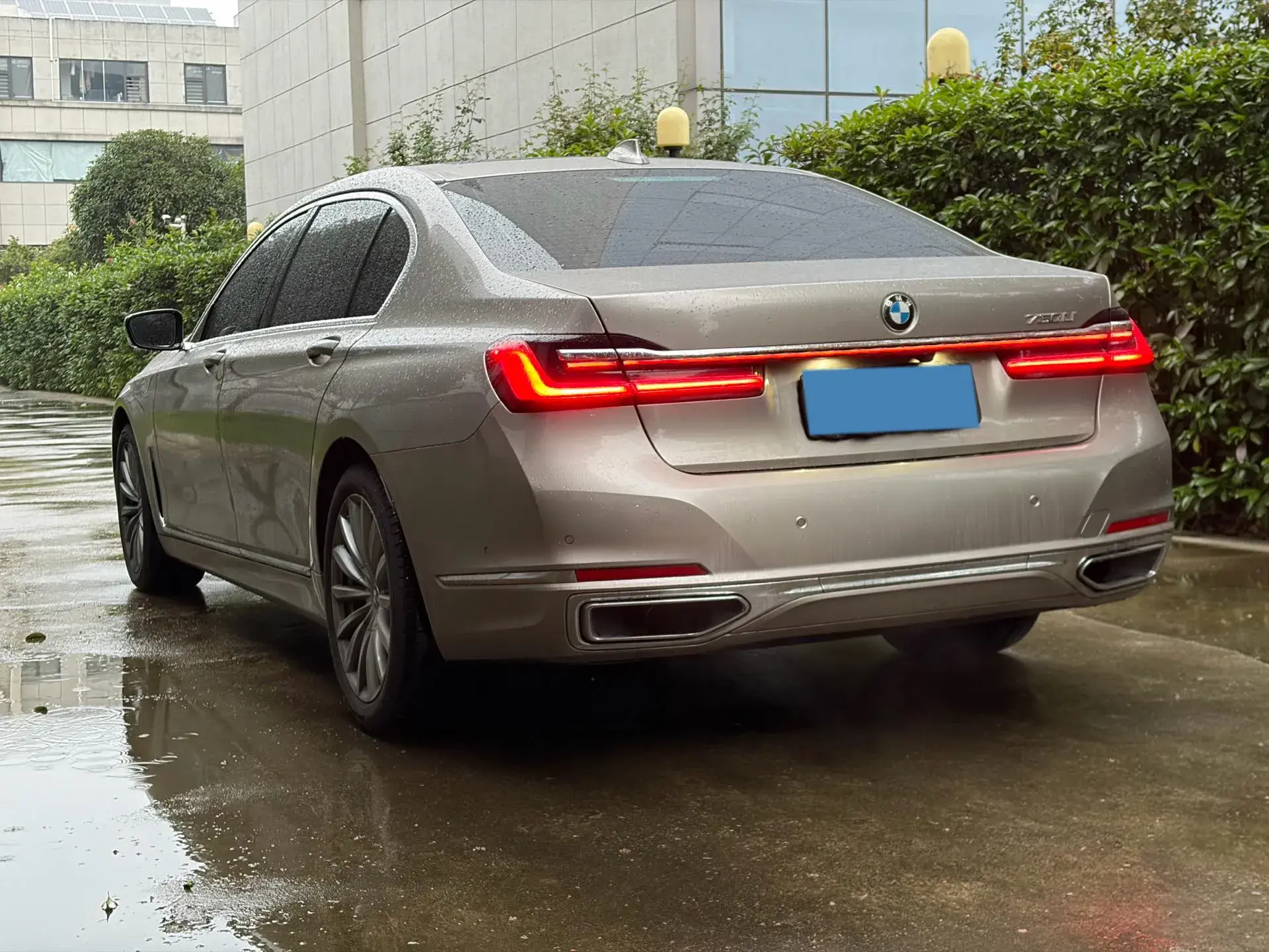 2021 BMW 7 thumbnail 4