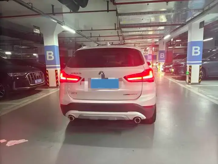 2022 BMW X1 thumbnail 4