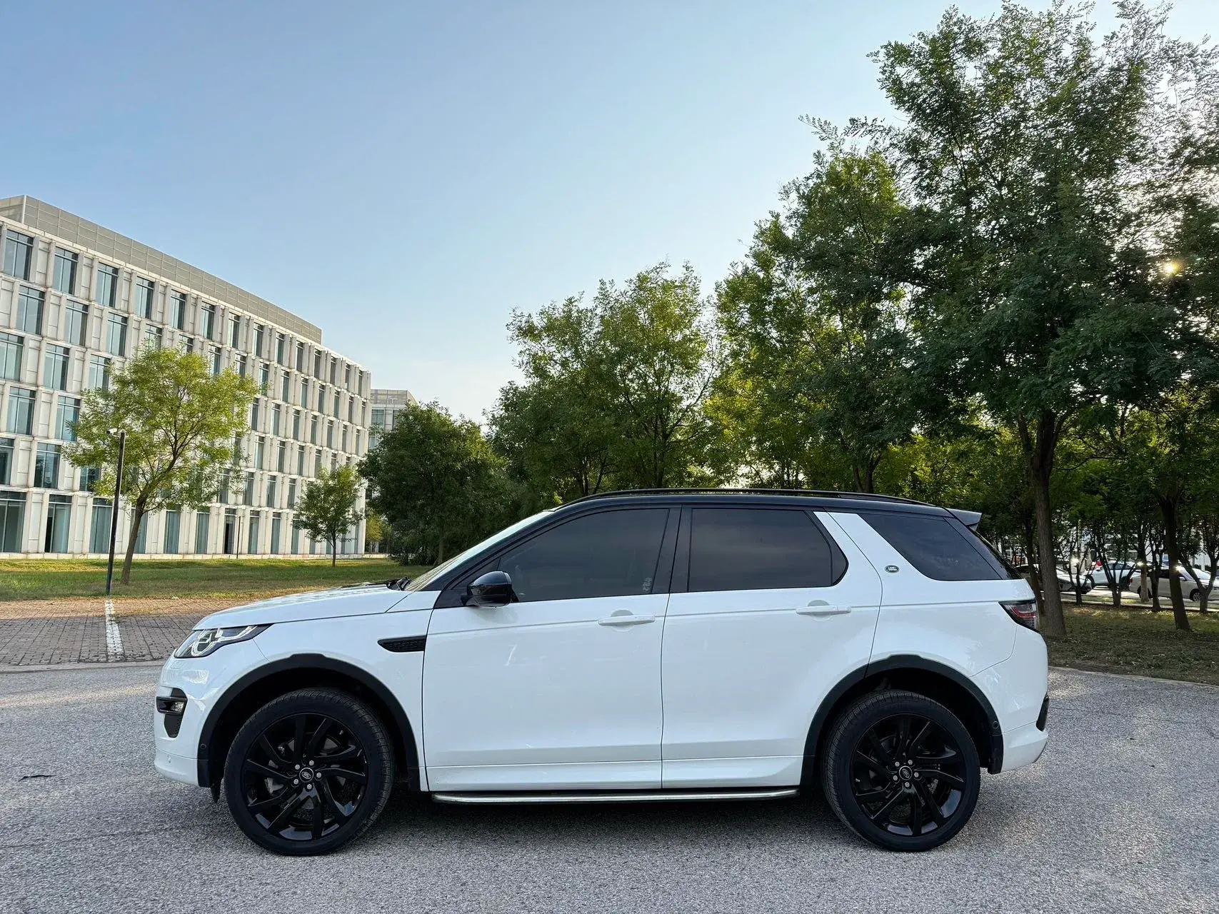 2019 LAND ROVER thumbnail 3