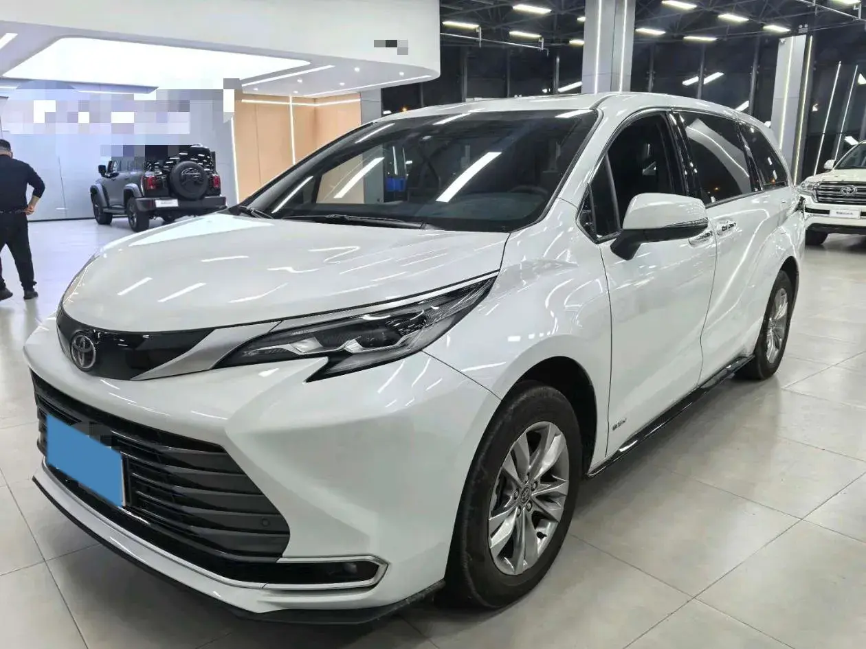2024 TOYOTA SIENNA view 1