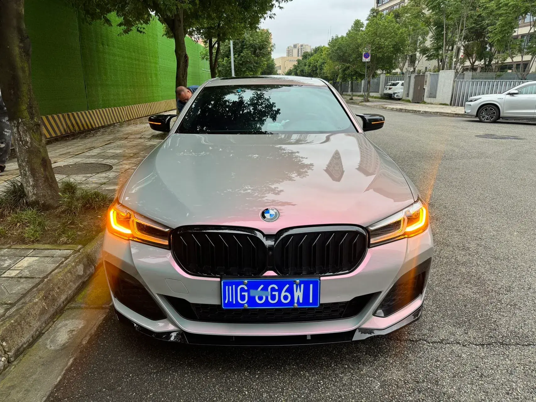 2022 BMW 5 thumbnail 2