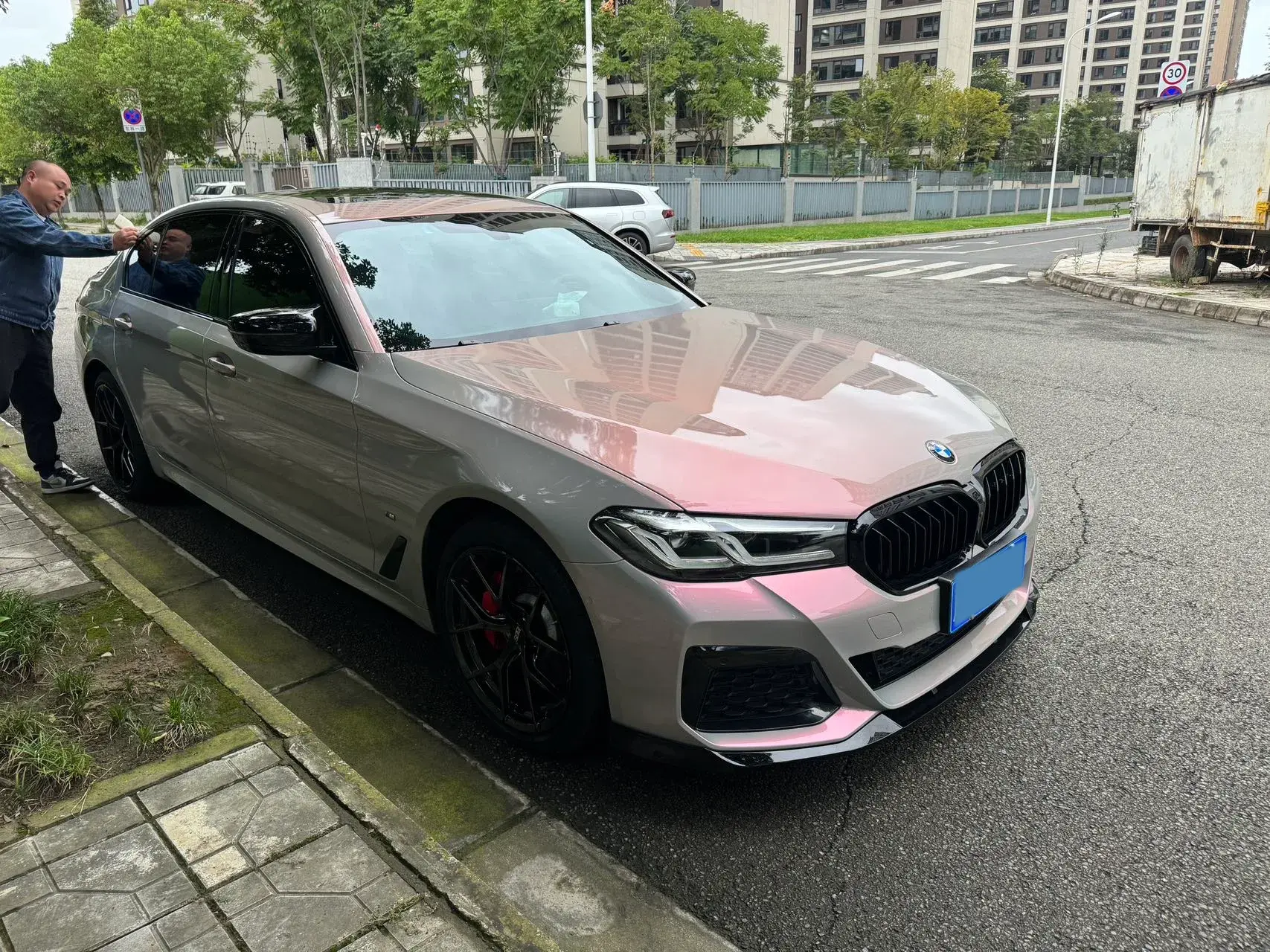 2022 BMW 5 thumbnail 3