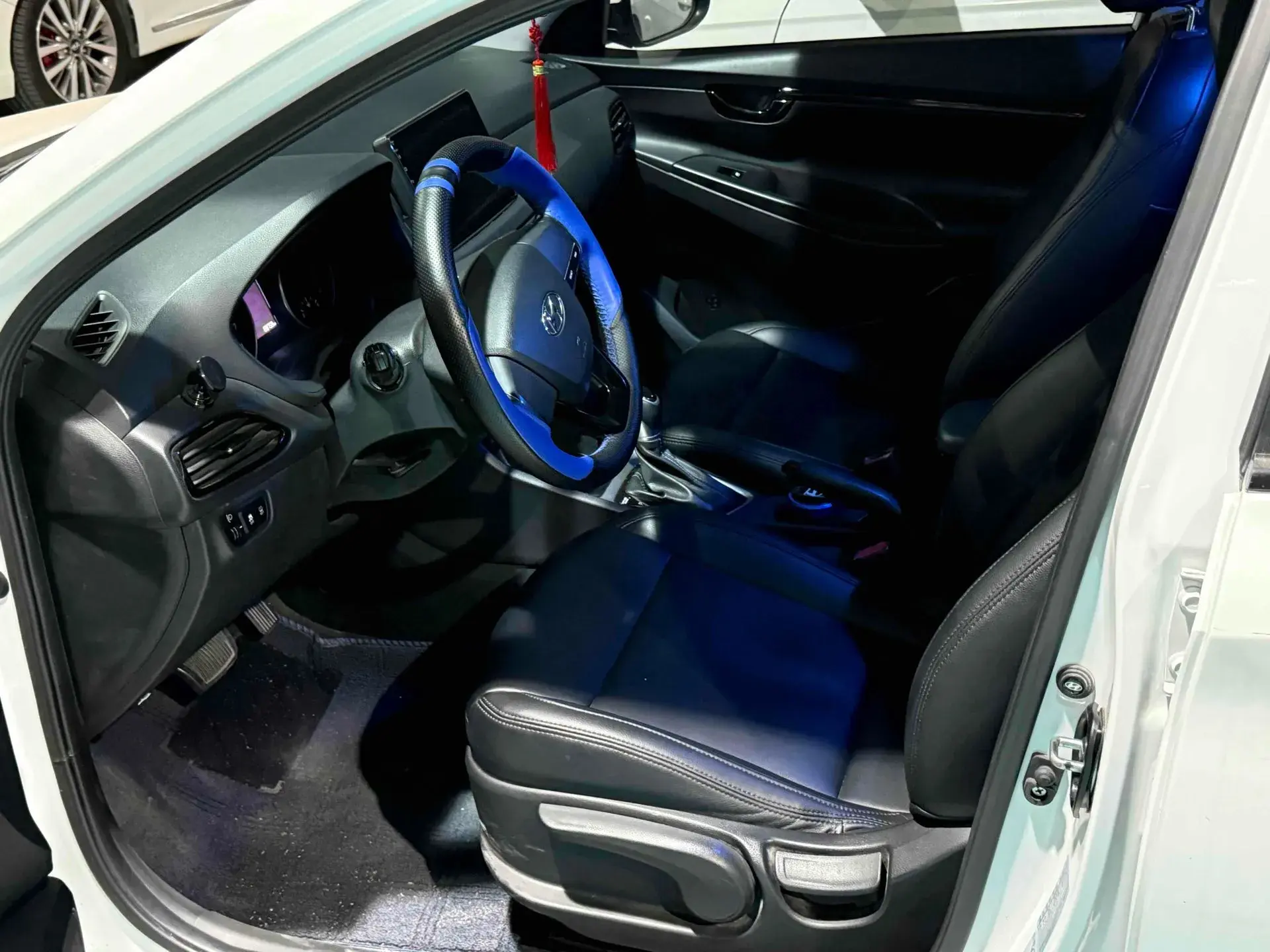 2017 HYUNDAI CELESTA thumbnail 2