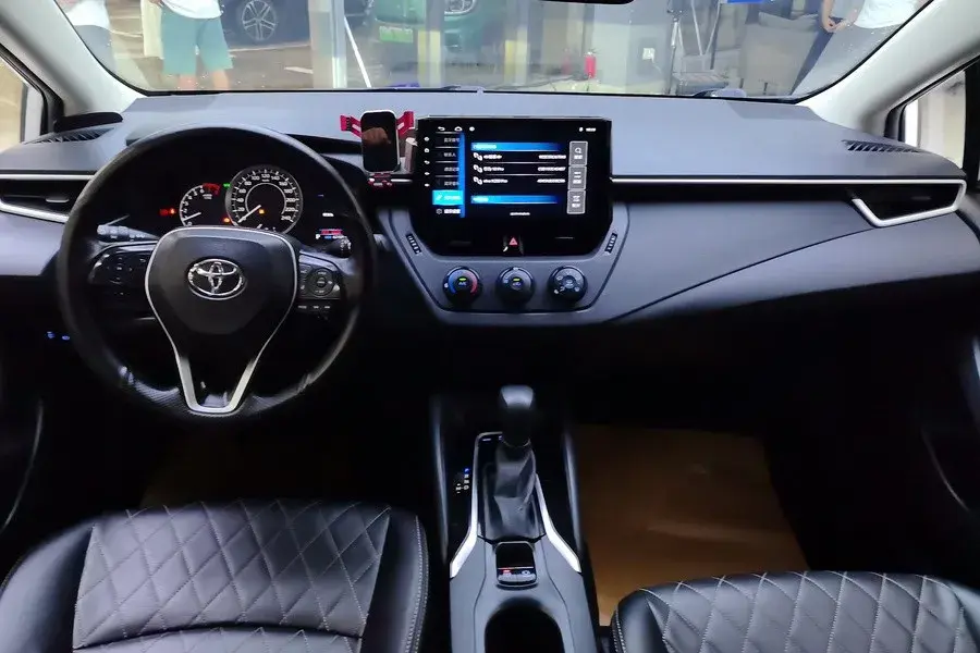 2019 TOYOTA COROLLA thumbnail 3