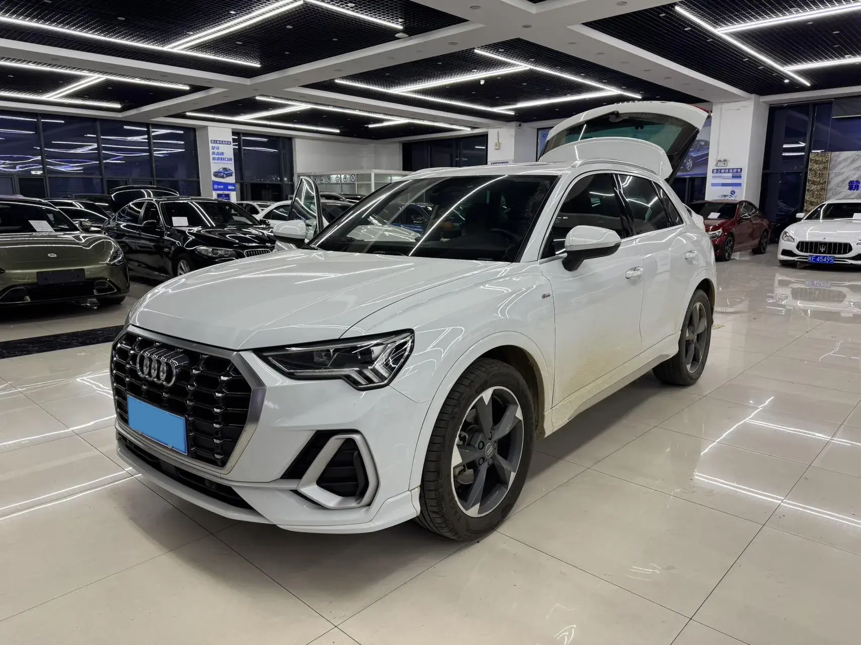 2019 AUDI Q3 view 1