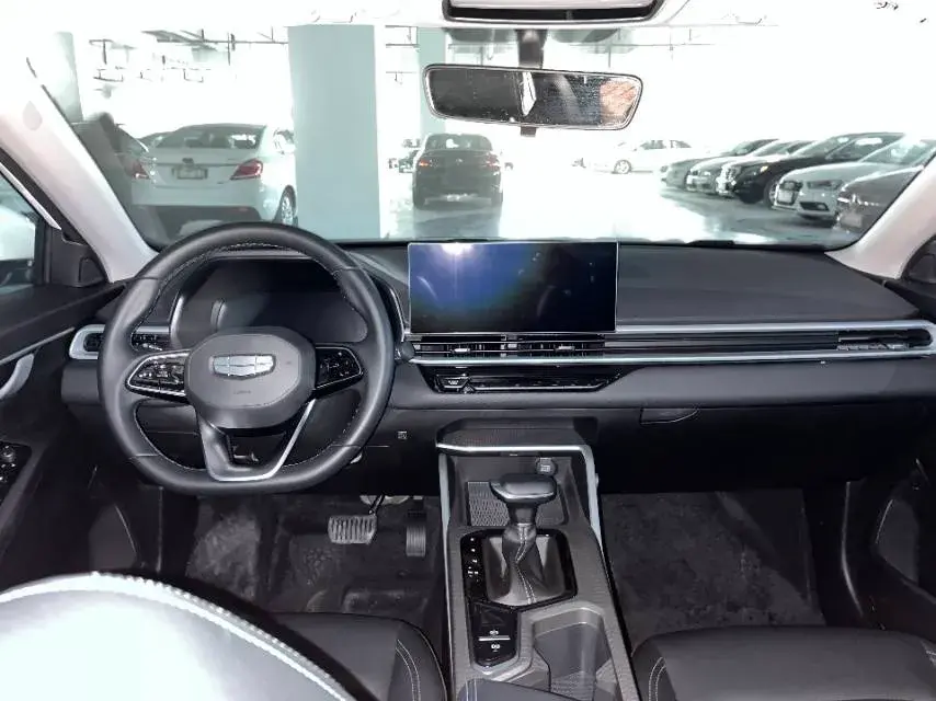 2025 GEELY EMGRAND thumbnail 4