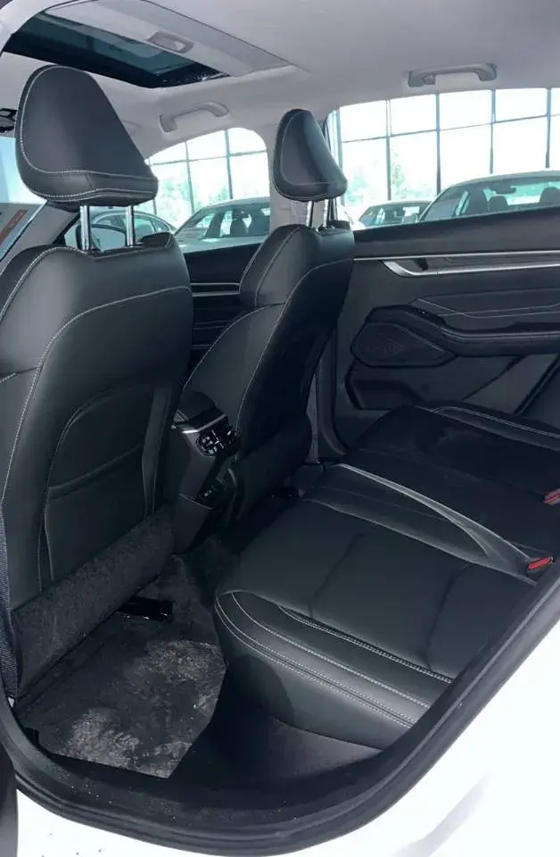 2025 GEELY EMGRAND thumbnail 3