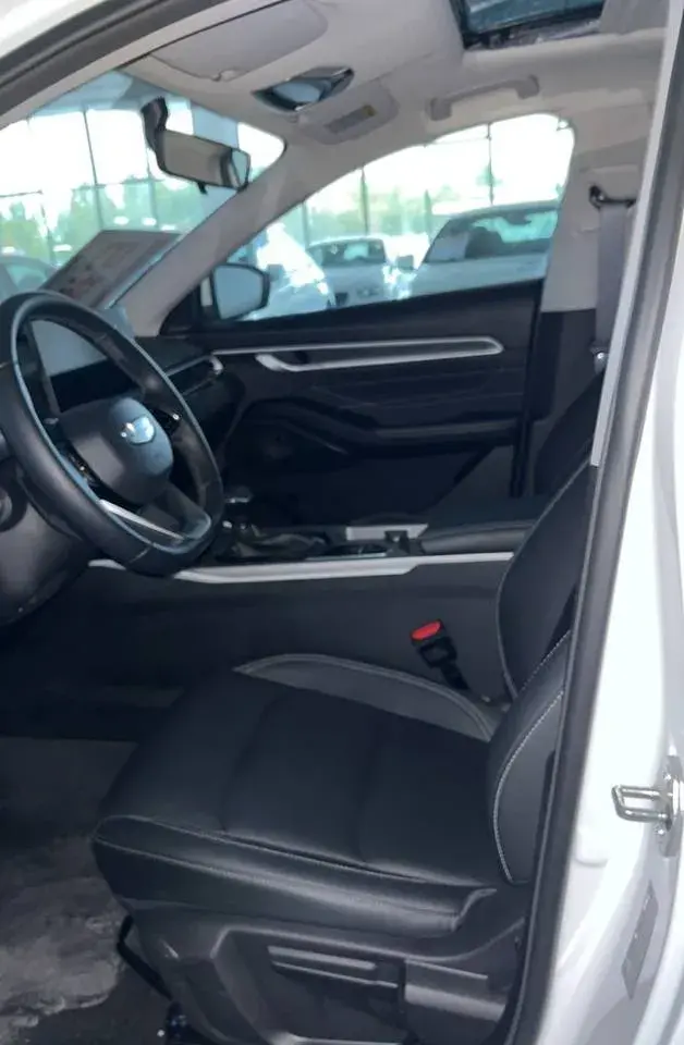 2025 GEELY EMGRAND thumbnail 2