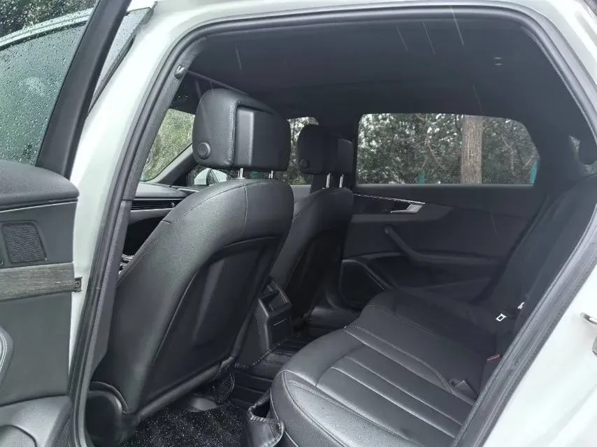 2022 Audi A4L 2.0T 190HP L4 7DCT,autocango,china used car exporter,china ev exporter,chinese used car exporter,chinese used ev exporter