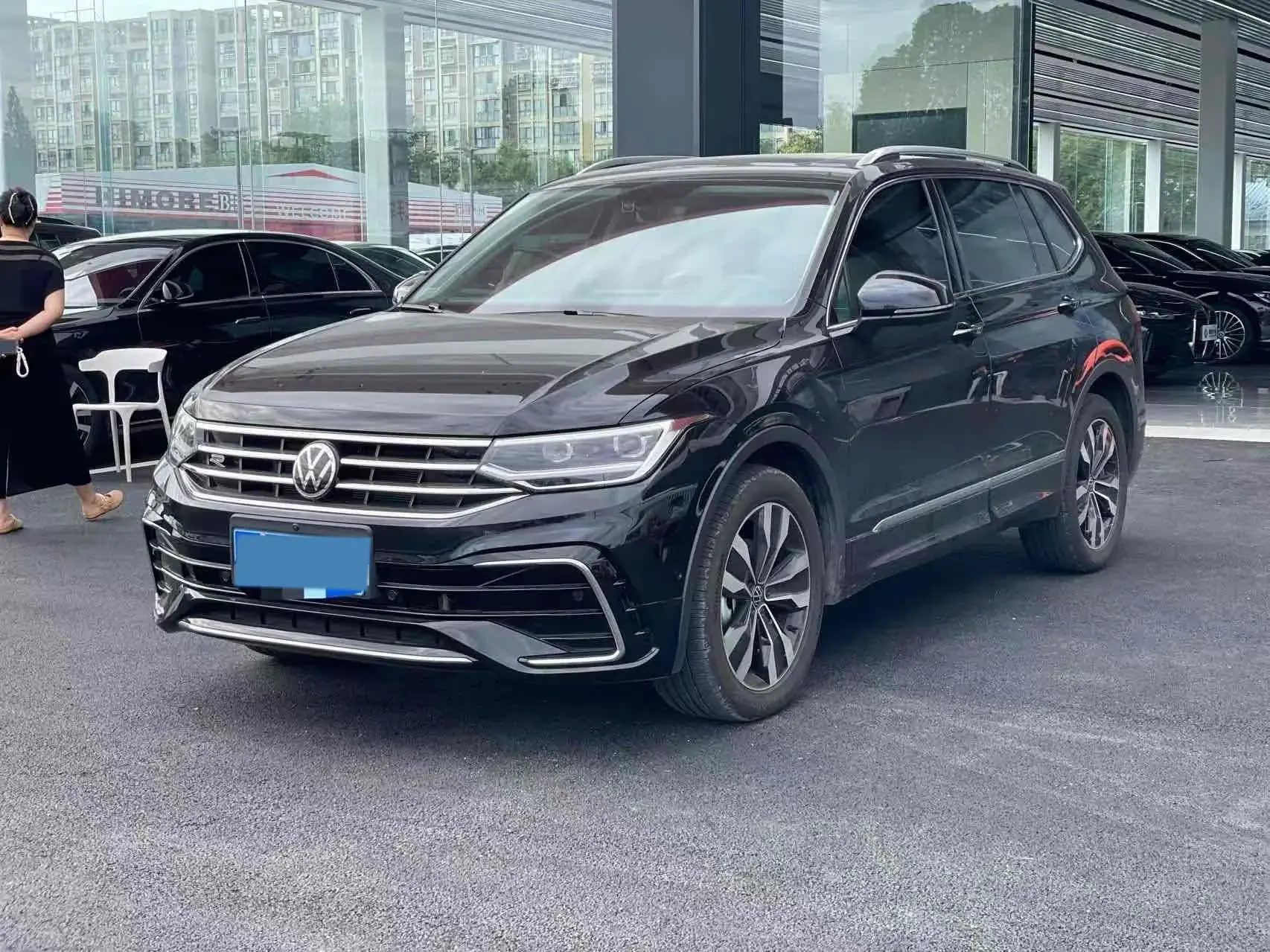 2024 VOLKSWAGEN TIGUAN view 1