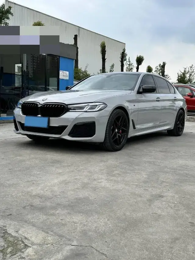 2020 BMW 5 view 1